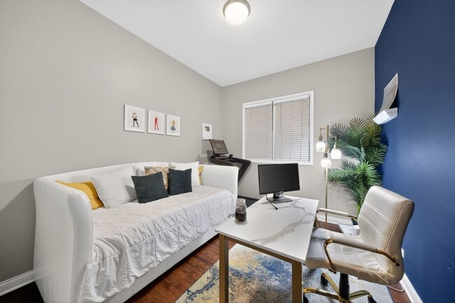 Building Photo - 724 W Briar Pl