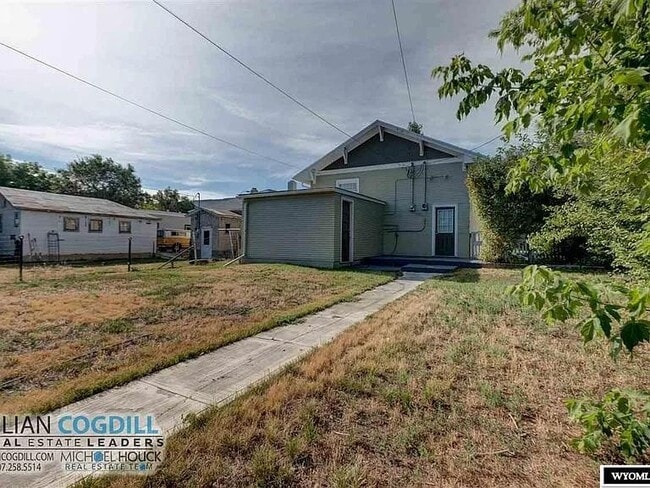 Building Photo - 1112 E 2nd St