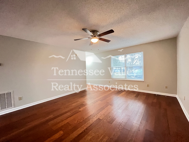 Building Photo - Available 1/25/2025  2 bed/ 1 bath duplex ...