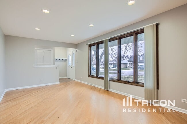 Building Photo - 8532 S 79th Ave
