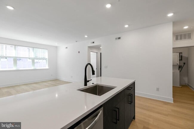 Building Photo - 3045 Richmond St