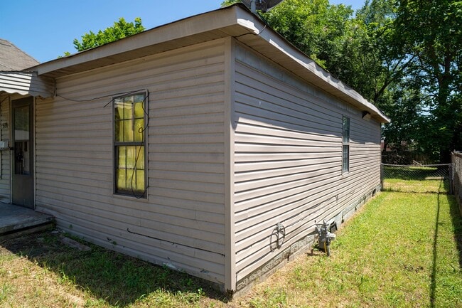 Building Photo - 528 E Lake St