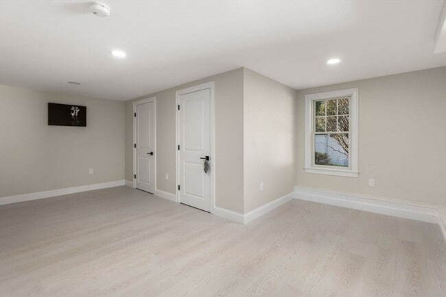 Building Photo - 11 Bobolink Rd