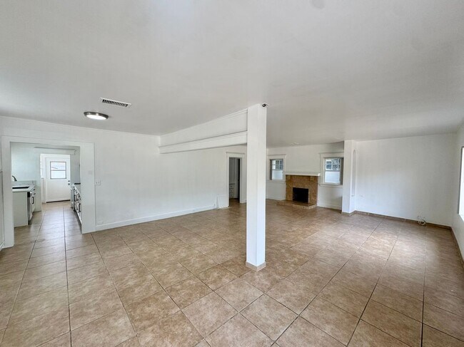 Building Photo - 1554 E Woodbury Rd