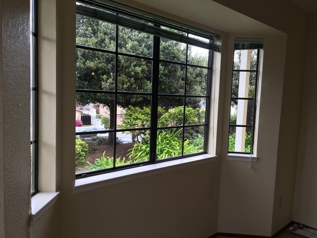 Building Photo - Great 2 Bedroom 2 Bath Condo in Seaside