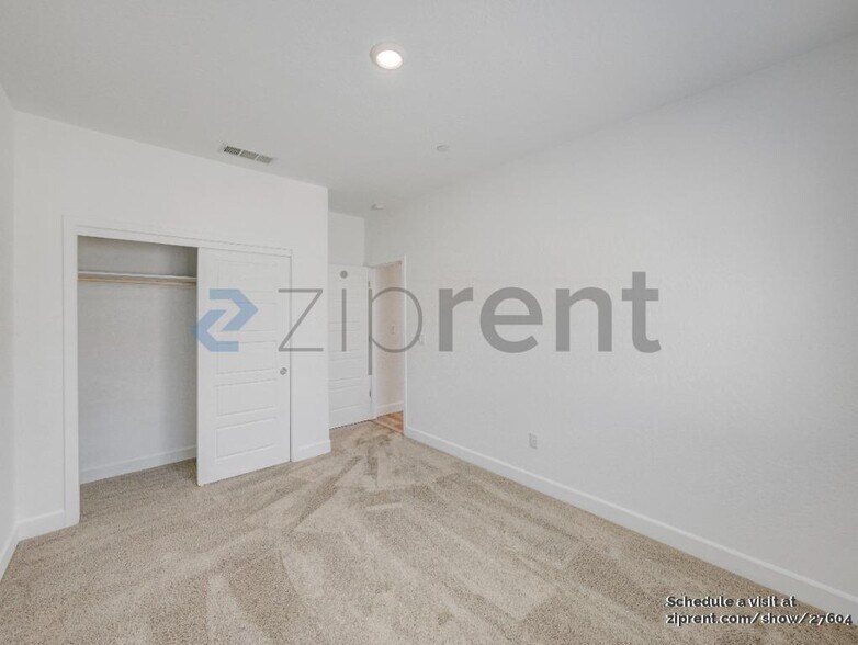 Building Photo - Unit