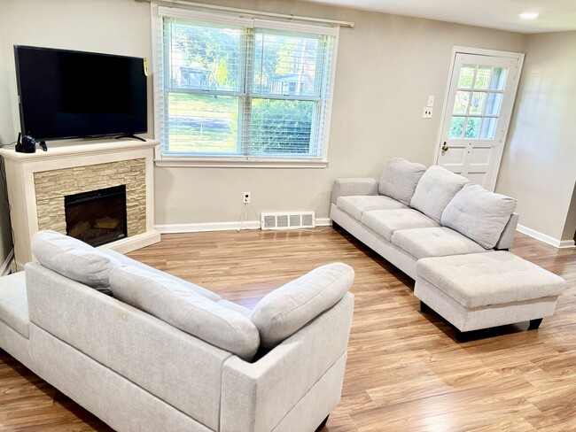 Building Photo - 632 Dutton Cir