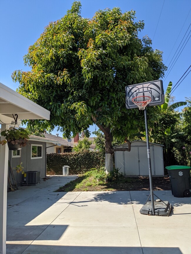 Building Photo - 15672 S Myrtle Ave