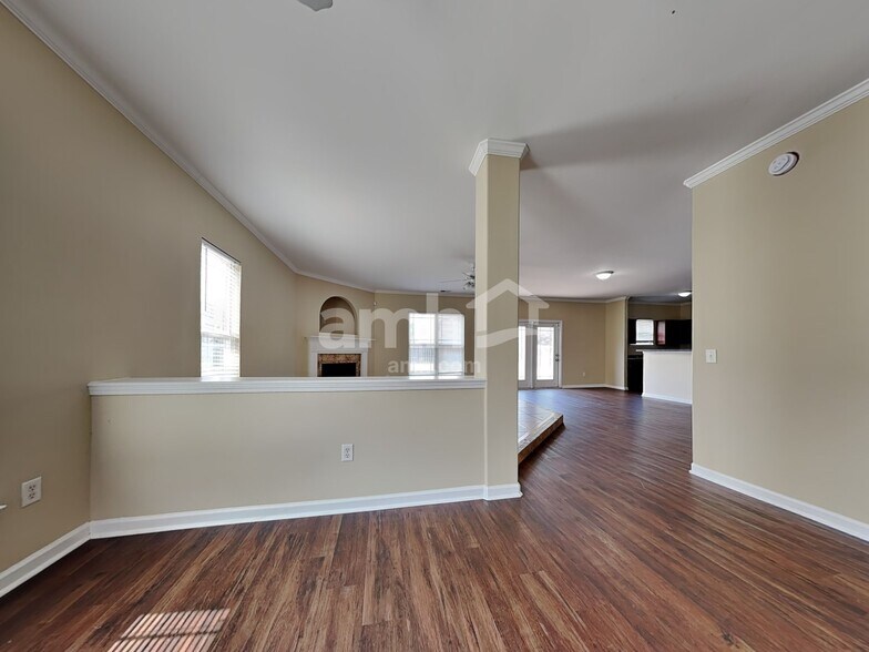 Building Photo - 103 Lake House Rd