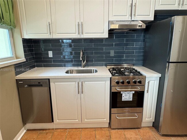 Building Photo - 725 NE 91st St