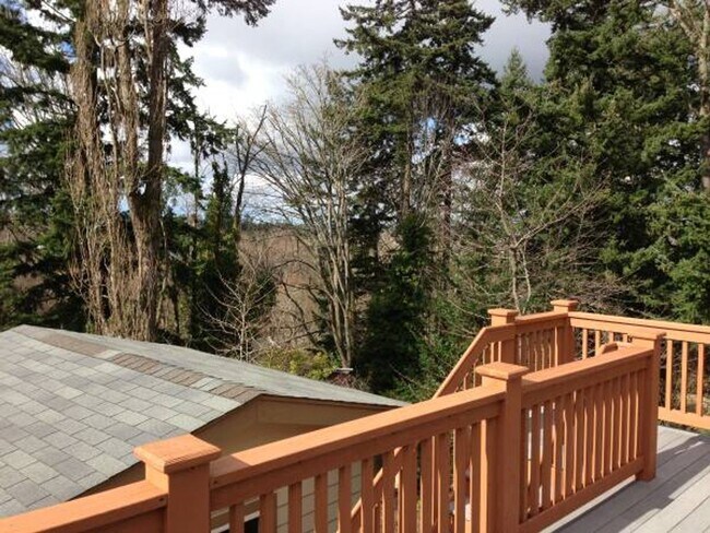 Building Photo - Pre-Leasing Now! 7 Bed 3 Bath with Bonus Room!