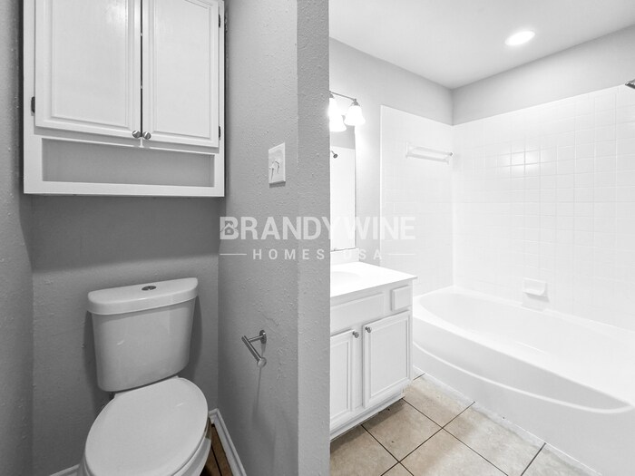 Building Photo - 214 Streamside Dr