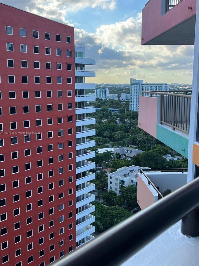 Building Photo - 1581 Brickell Ave