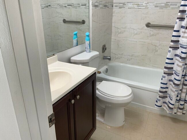 Building Photo - 223 Fanshaw F