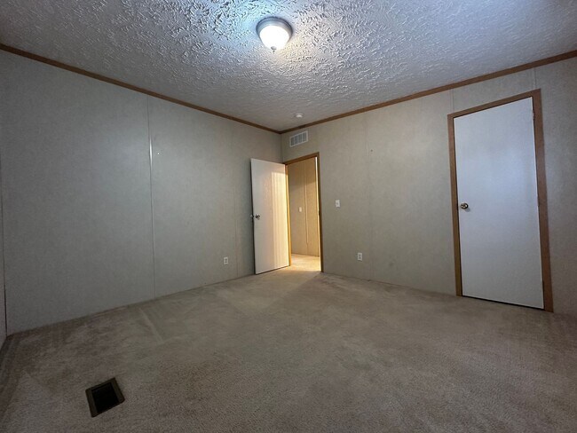 Building Photo - Spacious 4 bedroom/2 bath home for rent - ...