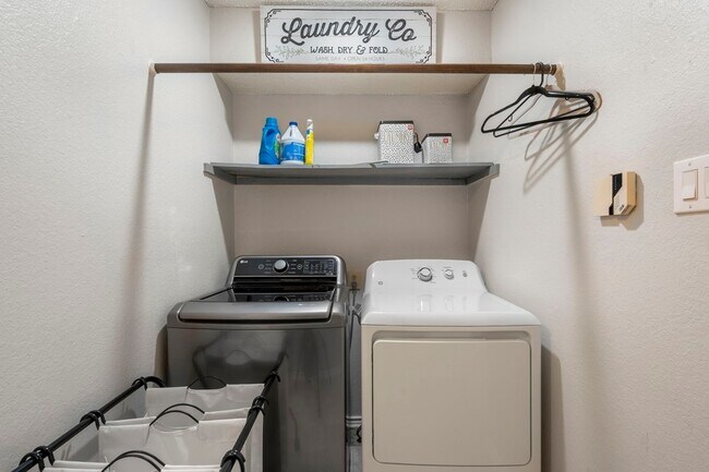 Building Photo - 408 Sycamore Ln