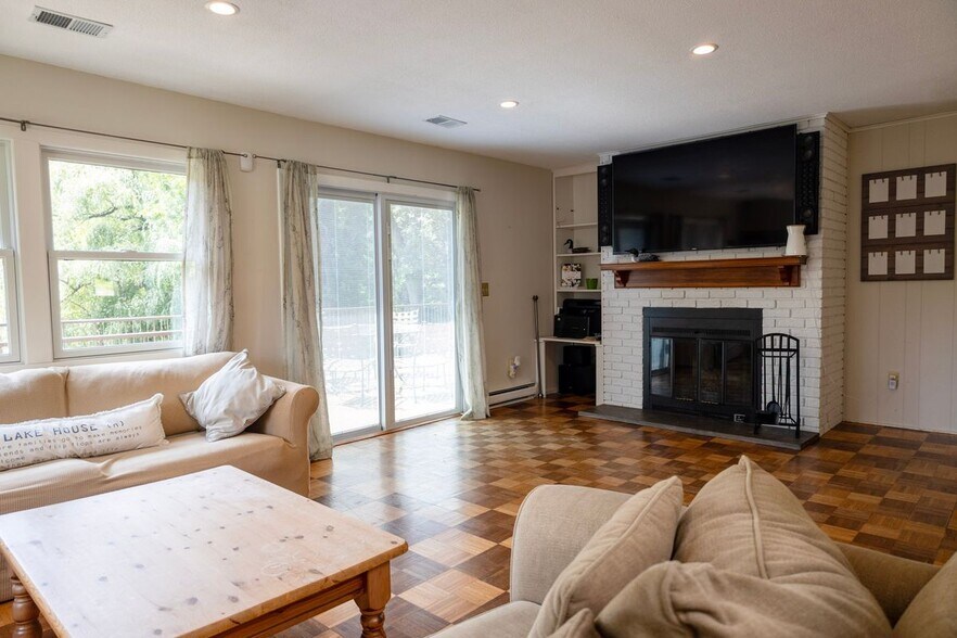 Building Photo - 18 Pinewood Shores