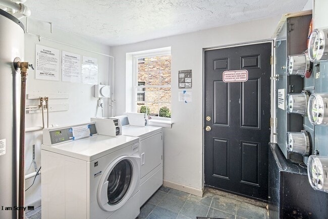 Building Photo - 12 Colonial Village Dr