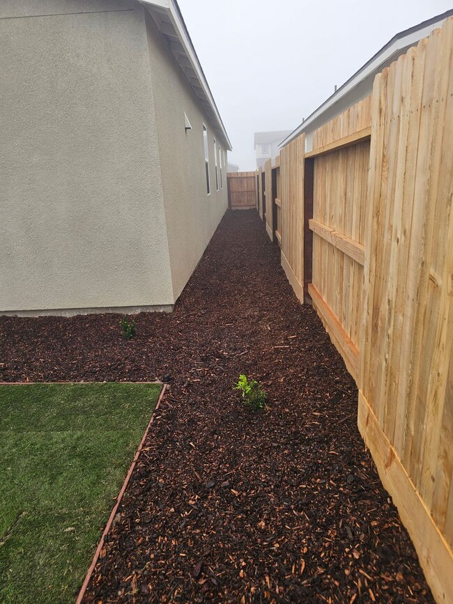 Building Photo - Large 4-Bedroom, 3-Bath Home