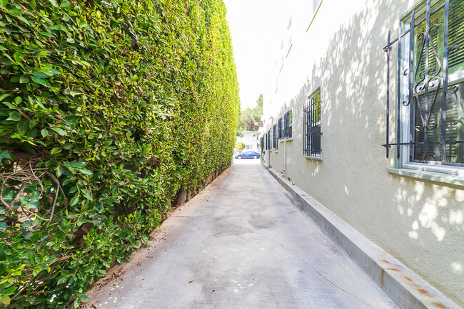 Building Photo - Chic !  1000sq.ft 1 Bed/1 Bath Los Feliz S...