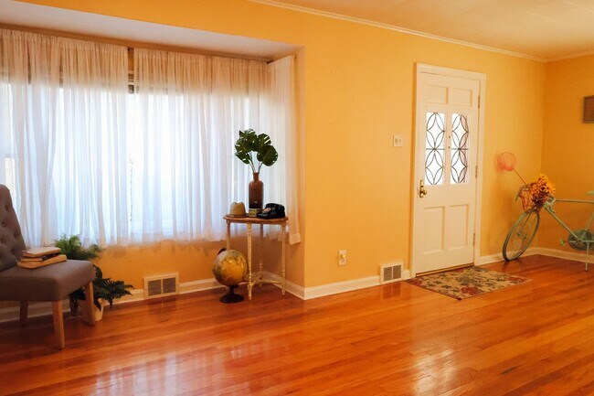 Building Photo - Brentwood Cottage for Lease