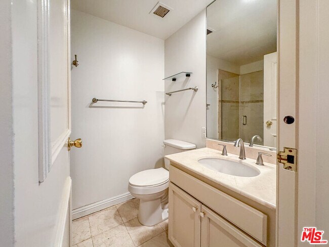 Building Photo - 1118 3rd St