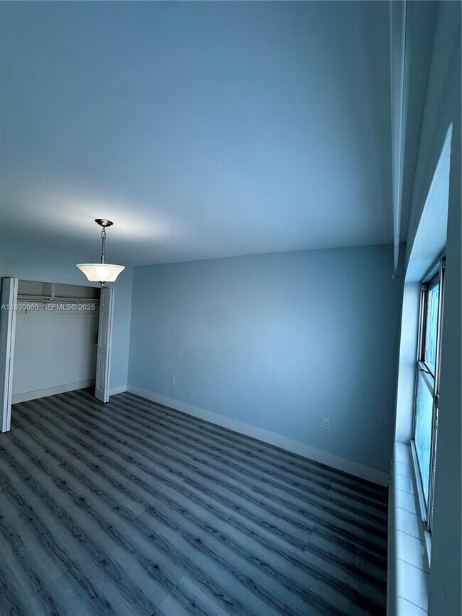 Building Photo - 400 Kings Point Dr