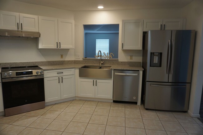Building Photo - 3 Bedroom 2 Bathroom Home With Garage in M...
