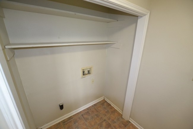 Building Photo - 1110 Willow Creek Dr
