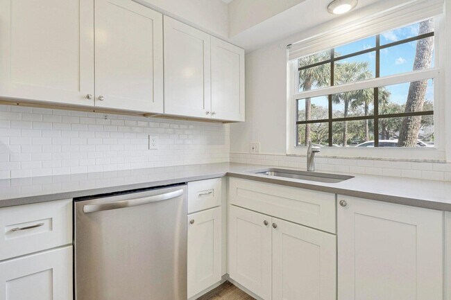 Building Photo - 415 N Cypress Dr