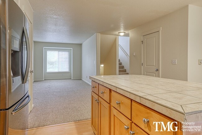 Building Photo - Centrally Located, Pet Friendly, 3 Bed 2.5...