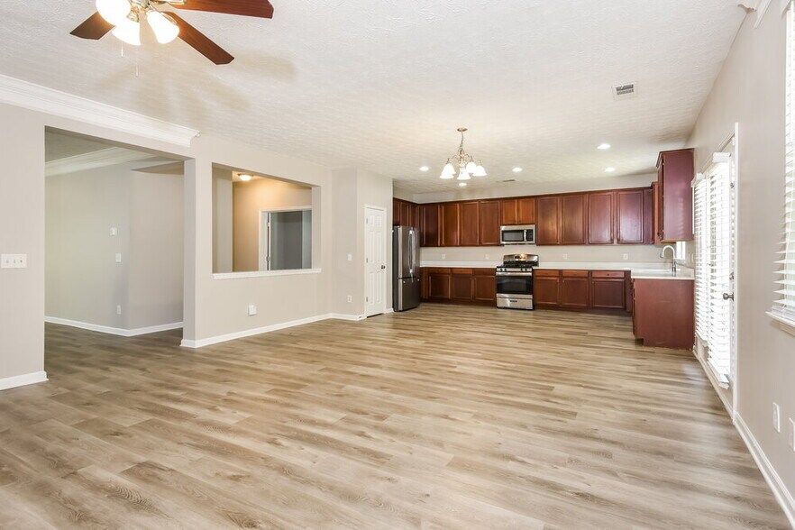 Building Photo - 2110 Valley Creek Dr
