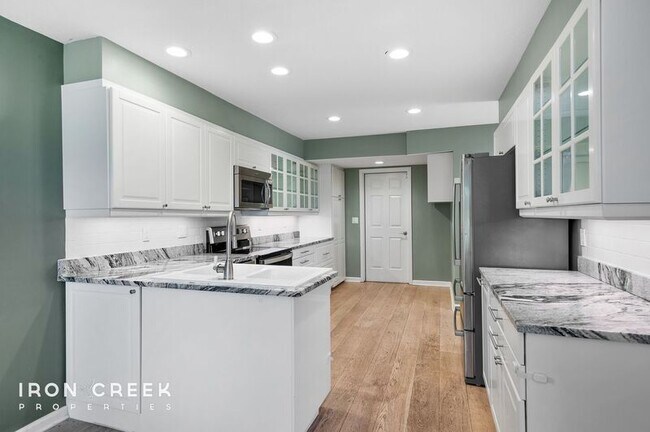 Building Photo - 8 Briar Knoll Ct