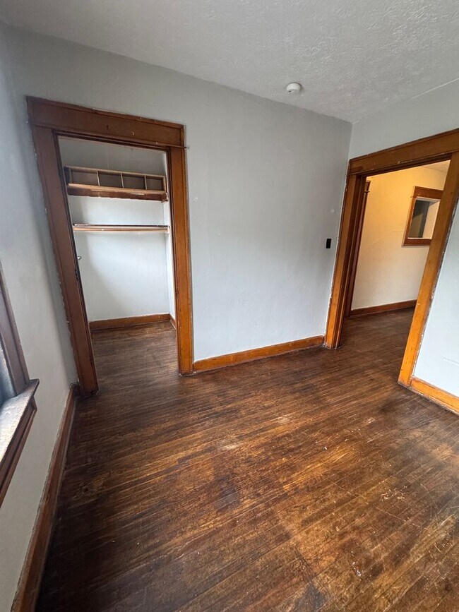 Building Photo - One bedroom apartment available south of downtown! Avail August 2026!