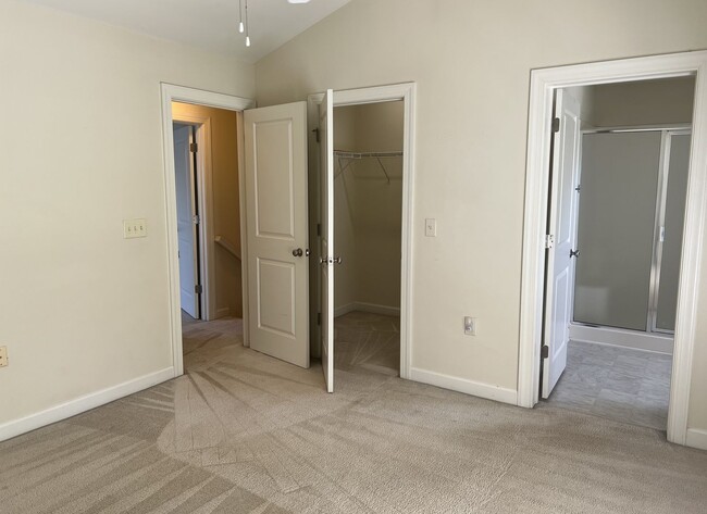Building Photo - Townhouse For Rent