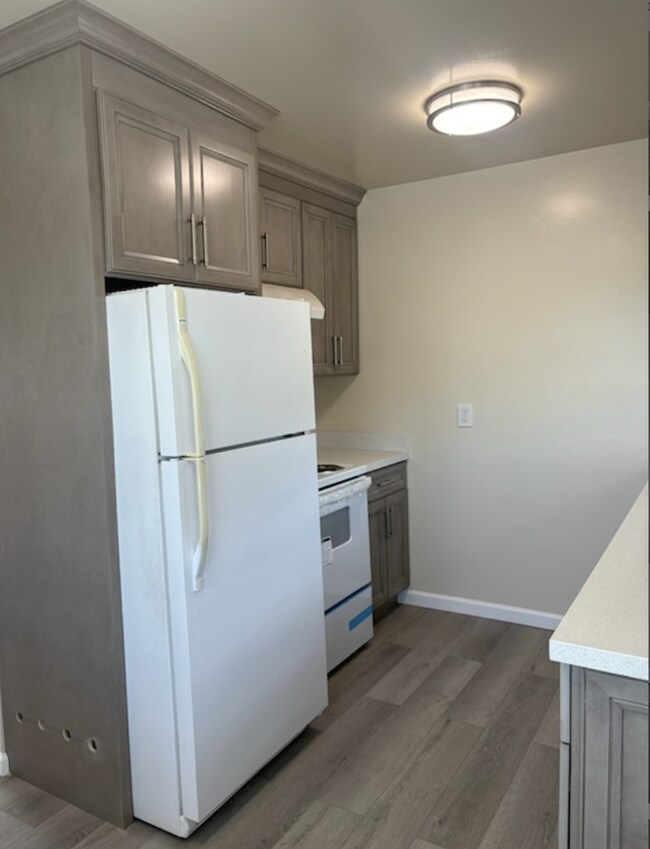 Building Photo - Charming 2-Bedroom Apartment with Hardwood Floors in Berkeley – Perfect Location!