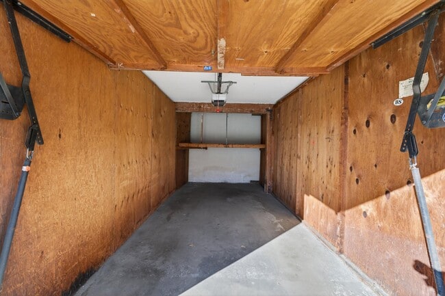 Building Photo - Gorgeous 2 Bedroom inside Gated Community! Close to Beach