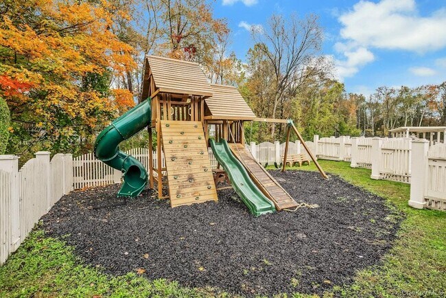 Building Photo - 2102 Martingale Dr