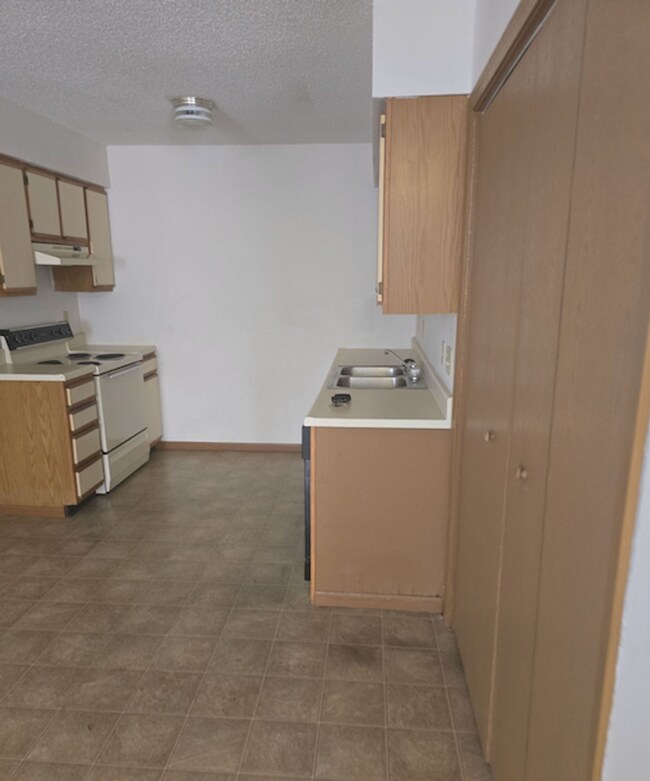 Building Photo - Great 3 Bed 2 Bath 2 Car Garage Flat Duplex- Pets ok!