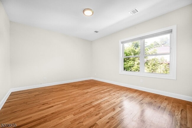 Building Photo - 9 N Beverwyck Rd