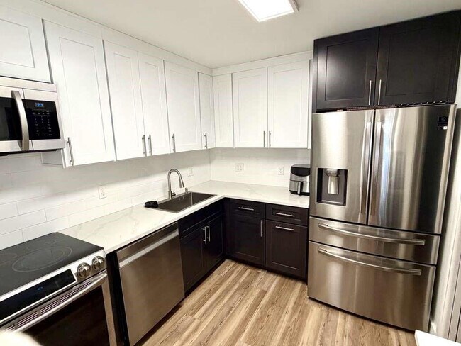 Building Photo - 2651 S Palm Aire Dr