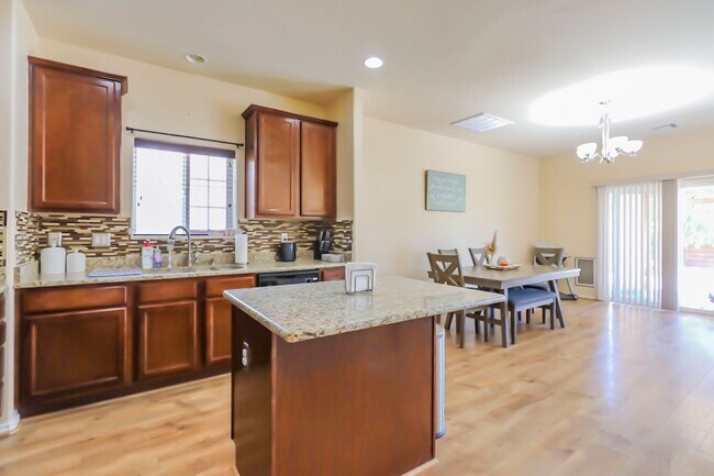 Building Photo - Pet Friendly 4 Bed 2 Bath Home!