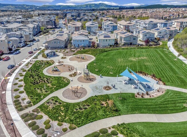 Building Photo - 4 br, 3.5 bath Townhome - 3053 Threecastle...