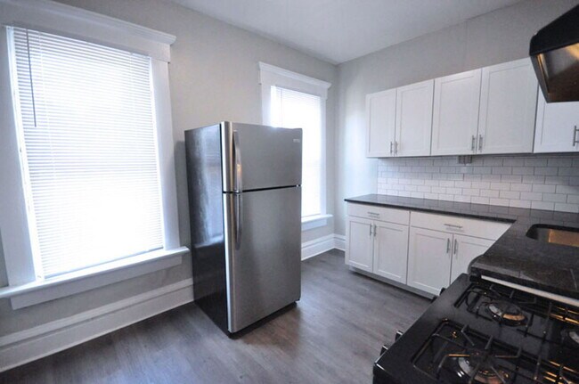 Building Photo - 131 W 8th Ave