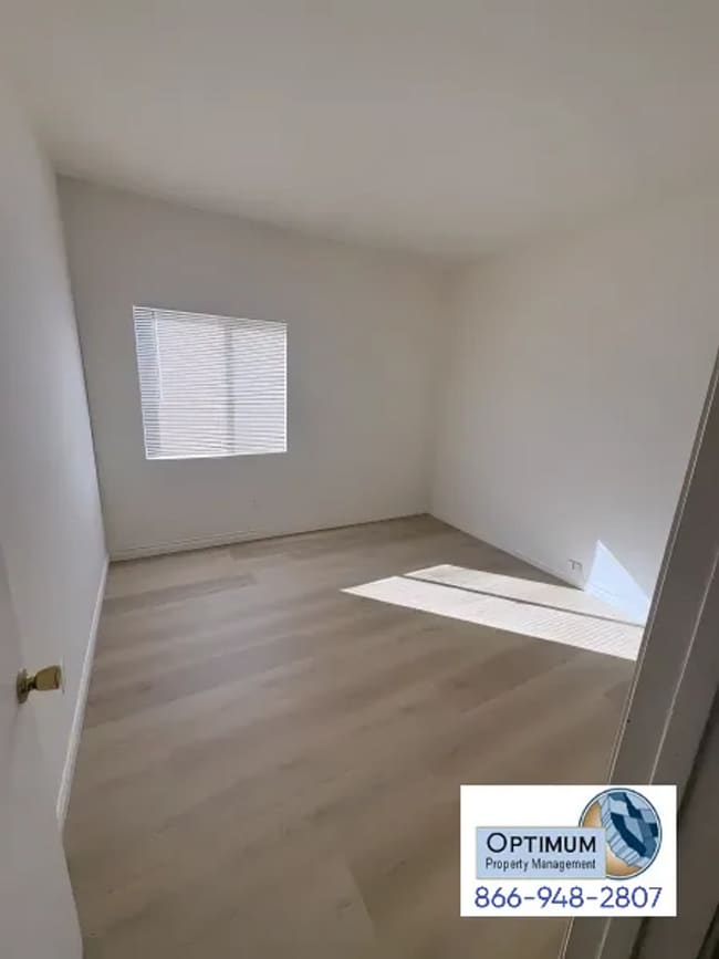 Building Photo - Spacious 4-Bedroom 2-Bathroom Home with Fireplace & Large Backyard