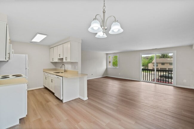 Building Photo - Condo in Woodside Square. 3Br / 1Ba Renovated. Garage.