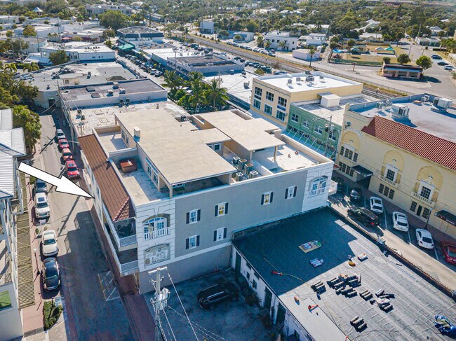 Building Photo - 47 SW Osceola St