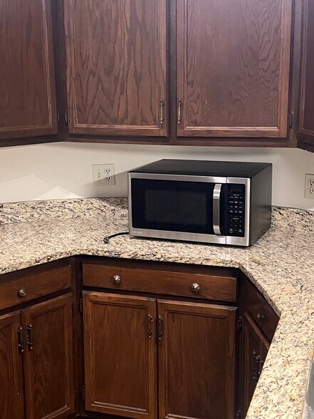 microwave - 2059 N Clifton Ave
