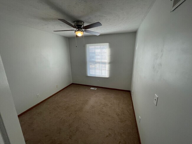 Building Photo - Spacious Home!!
