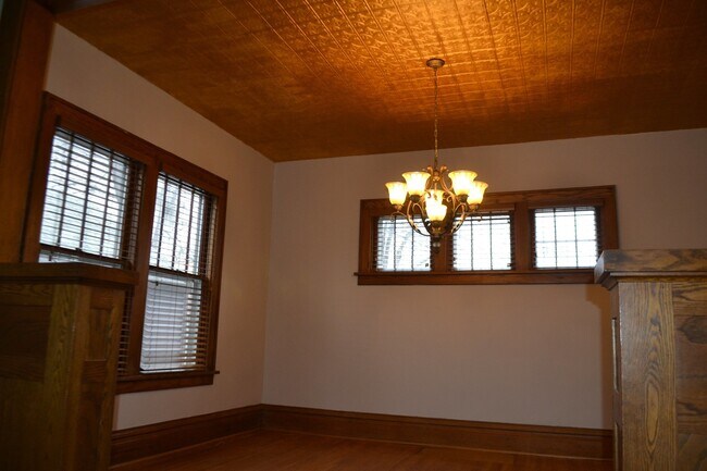 Building Photo - Historic Downtown Single Family Home for R...